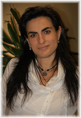 Ines Gajón, Psicóloga y Terapeuta Gestalt, licenciada en Psicología en la Universidad de Valencia en 1993, actualmente dirijo mi consulta profesional, el Centro de Psicología y Terapia Gestalt La Cadiera